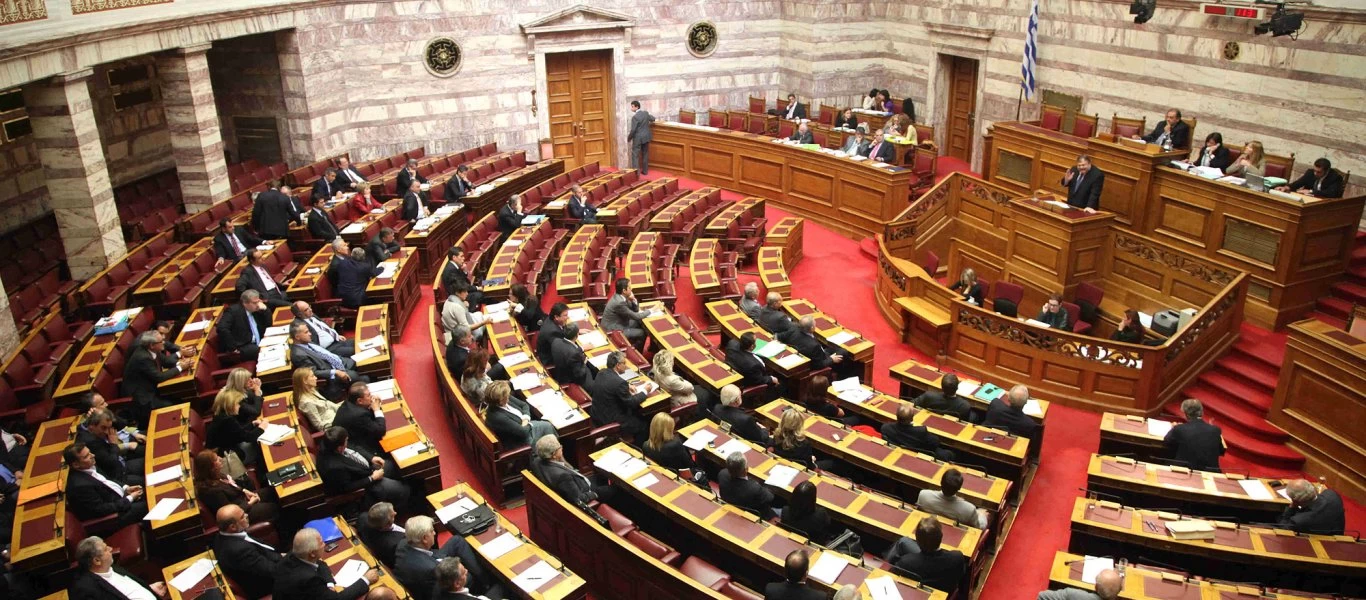 Βουλή: Ψηφίστηκε το νομοσχέδιο για την προκαταβολή σύνταξης και το μισθολόγιο της ΑΑΔΕ
